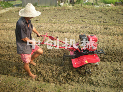 旋耕機作業(yè)